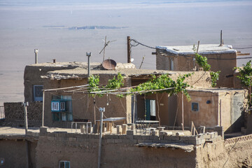 یکی از جاذبه های گردشگری روستای «قلعه بالا» وجود خانه های بومگردی با معماری خاص خانه های کویری است.