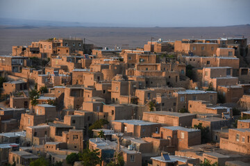 روستای «قلعه بالا»، روستایی با بافت پلکانی و معماری بومی به ماسوله کویر معروف است.