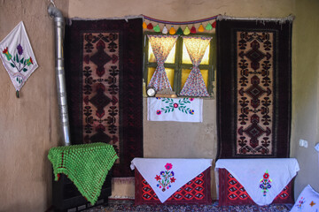 یکی از جاذبه های گردشگری روستای «قلعه بالا» وجود خانه های بومگردی با معماری خاص خانه های کویری است.