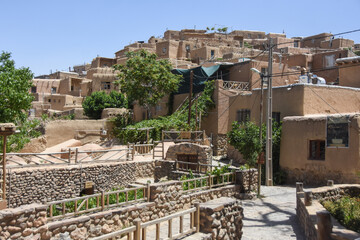 روستای «قلعه بالا»، روستایی با بافت پلکانی و معماری بومی به ماسوله کویر معروف است.