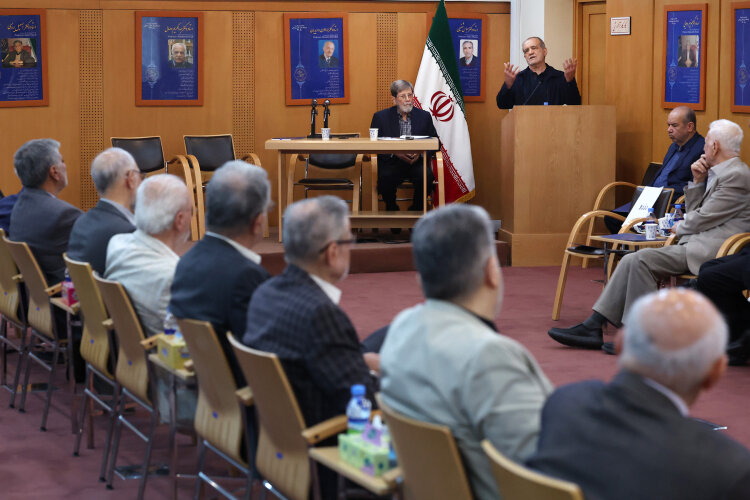 نباید فرصت خدمت به دلیل نگاه‌های محدودکننده از افر