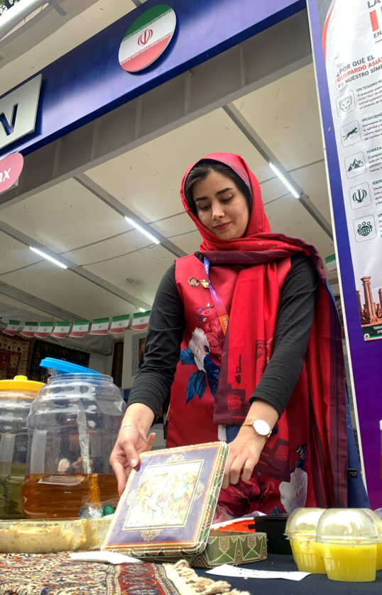 مکزیکیها در صف غرفه ایران؛ از فرش و زعفران تا خرید پیراهن تیم ملی برای سفر به تیخوانا