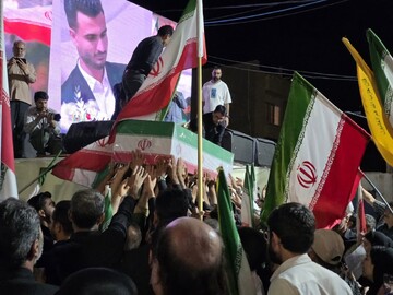 وداع با «علی‌اکبر» سپاه کرمان در اجتماع شبانه میدان کوثر + عکس و فیلم