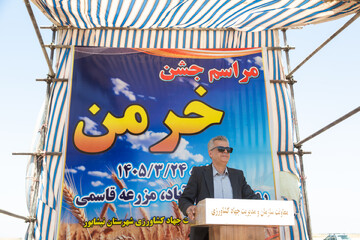 علی طبیعی، مدیر روابط عمومی جهاد کشاورزی نیشابور در آیین جشن خرمن در روستای شفیع آباد نیشابور  