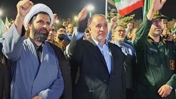 مردم ایران با «زندگی با آیه‌ها» ایمان و ایستادگی را به میدان آوردند