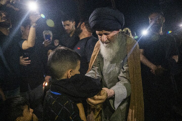 آیین «سیاه پوشان و تربت خوران» توسط پیرغلام دلسوخته امام حسین علیه السلام: 
حجت الاسلام فصیحی  - بین الحرمین موکب عزیزم حسین (ع) شیراز