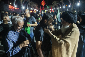 آیین «سیاه پوشان و تربت خوران» توسط پیرغلام دلسوخته امام حسین علیه السلام: 
حجت الاسلام فصیحی  - بین الحرمین موکب عزیزم حسین (ع) شیراز