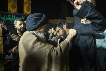 آیین «سیاه پوشان و تربت خوران» توسط پیرغلام دلسوخته امام حسین علیه السلام: 
حجت الاسلام فصیحی  - بین الحرمین موکب عزیزم حسین (ع) شیراز
