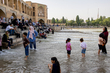 عرض پل خواجو ۱۳۳ متر و پهنایی آن ۱۲متر است. سمت شرقی پل خواجو  توسط پله‌ها با زاینده‌رود مجاور است. تعداد این پله‌ها ۱۱ عدد بوده که به محلی برای نشستن مردم تبدیل شده است. 
