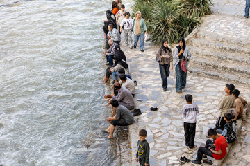  زاینده‌رود همچنان نبض زندگی شهری اصفهان محسوب می‌شود؛ هر بار که آب در بستر رودخانه جاری می‌شود، شهروندان بار دیگر به حاشیه رود بازمی‌گردند و پل‌های تاریخی، پارک‌ها و مسیرهای پیاده‌روی مملو از حضور مردمی می‌شود که جریان آب را نه فقط یک پدیده طبیعی، بلکه نشانه‌ای از حیات، پویایی و بازگشت زندگی به شهر می‌دانند.