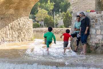 پل مارنان دارای طول ۱۶۰ متر و ۱۷ دهنه است. به گفته برخی از کارشناسان پل مارنان در گذشته و زمان ساخت دهانه‌های بیشتری داشته، اما به دلیل خشکسالی و کم شدن عمق آب دهانه‌ها مسدود شده‌اند.