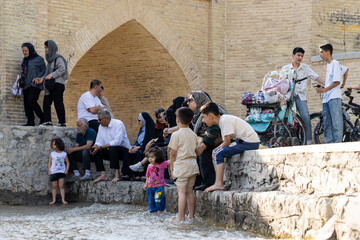  زاینده‌رود همچنان نبض زندگی شهری اصفهان محسوب می‌شود؛ هر بار که آب در بستر رودخانه جاری می‌شود، شهروندان بار دیگر به حاشیه رود بازمی‌گردند و پل‌های تاریخی، پارک‌ها و مسیرهای پیاده‌روی مملو از حضور مردمی می‌شود که جریان آب را نه فقط یک پدیده طبیعی، بلکه نشانه‌ای از حیات، پویایی و بازگشت زندگی به شهر می‌دانند.