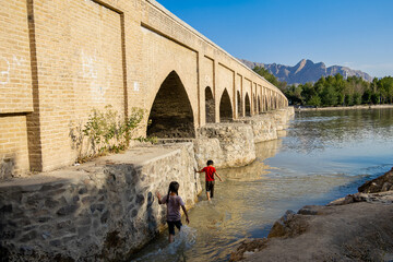 پل مارنان یکی از این پل‌های تاریخی اصفهان به حساب می‌آید.  این پل در گذشته روستاهای حاشیه اصفهان را به م متصل می‌کرده ولی امروزه پل مارنان در غرب شهر اصفهان قرار دارد و در دو طرف آن پارک‌های زیبایی ساخته شده که برای گذران وقت در کنار زاینده‌رود بسیار مکان مناسبی می‌باشد.