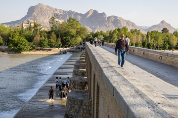 به گفته برخی از کارشناس نام پل مارنان در اصل ماربین بوده است. ماربین از کلمه مهربین می‌آید که از فرهنگ اوستایی گرفته شده است. به گفته کارشناسان قبل از ظهور زرتشت معبد مهرپرستان بر فراز کوه آتشگاه بوده و از این مکان به تمام روستاهای اطراف دیده داشته است.