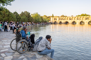 سرشاخه اصلی زاینده‌رود، چشمه دیمه و تونل کوهرنگ در استان چهارمحال و بختیاری است؛ در ادامه رود پلاسجان، چشمه لنگان و چشمه مرغاب از استان اصفهان به این رودخانه می‌پیوندند و در نهایت آب زاینده‌رود وارد استان اصفهان می‌شود.