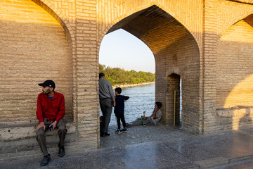  سی‌وسه پل دارای ۳۳ دهانه با طولی برابر ۲۹۵ متر و عرض ۱۴ متر است و محل اتصال چهارباغ عباسی به چهارباغ بالا است. این پل  در عریض‌ترین بخش رودخانه احداث شده است زیرا در این قسمت آب آرامش بیشتری داشته و رودخانه بستری کم عمق تری دارد.