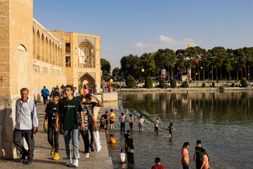 پل خواجو دارای ۲۴ دهانه است که از مکعب‌های به دقت تراش‌خورده ساخته شده و در بخش میانی، با سدهای چوبی برای گرفتن جلو رودخانه مسدود گردیده است. خواجو یکی از پل‌هایی است که در تنظیم جریان آب در رودخانه به دلیل وجود دروازه بند یا دریچه در زیر قوس‌هایش نقش داشته است.