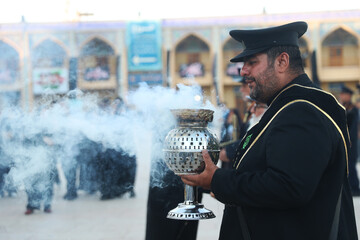 آیین تعویض پرچم گنبد حرم مطهر احمد ابن موسی حضرت شاهچراغ (ع) - شیراز