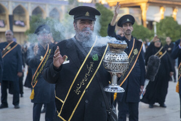 آیین تعویض پرچم گنبد حرم مطهر احمد ابن موسی حضرت شاهچراغ (ع) - شیراز