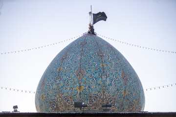آیین تعویض پرچم گنبد حرم مطهر احمد ابن موسی حضرت شاهچراغ (ع) - شیراز