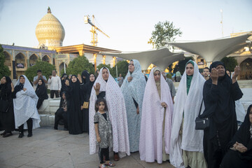 آیین تعویض پرچم گنبد حرم مطهر احمد ابن موسی حضرت شاهچراغ (ع) - شیراز