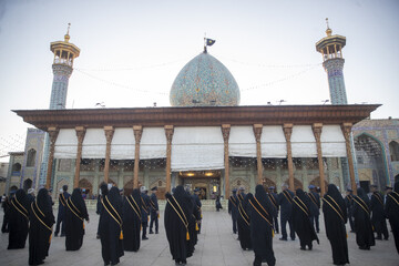 آیین تعویض پرچم گنبد حرم مطهر احمد ابن موسی حضرت شاهچراغ (ع) - شیراز