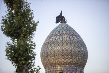 آیین تعویض پرچم گنبد حرم مطهر احمد ابن موسی حضرت شاهچراغ (ع) - شیراز