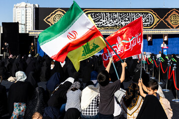 آیین اهتزاز بزرگترین پرچم عزای حسینی کشور