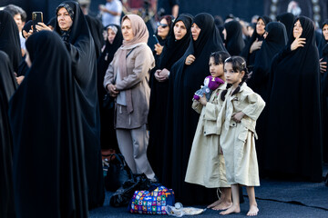 آیین اهتزاز بزرگترین پرچم عزای حسینی کشور
