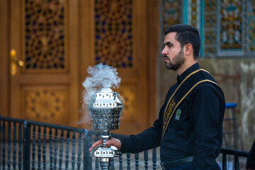 تعویض پرچم گنبد حرم حضرت فاطمه مصعومه(س) در آستانه محرم