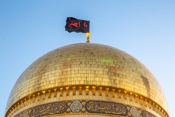 تعویض پرچم گنبد حرم حضرت فاطمه مصعومه(س) در آستانه محرم