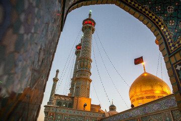 تعویض پرچم گنبد حرم حضرت فاطمه مصعومه(س) در آستانه محرم