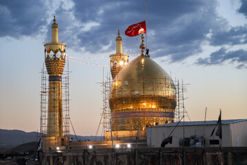 تعویض پرچم حسینیه اعظم زنجان