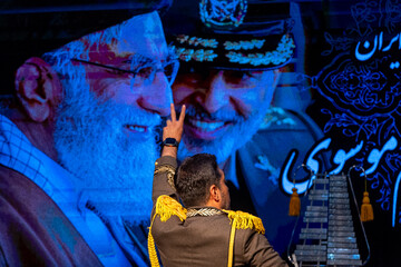 مراسم تجلیل و اهدای نشان فداکاری به خانواده‌های شهدا