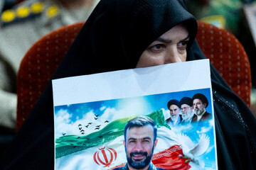 مراسم تجلیل و اهدای نشان فداکاری به خانواده‌های شهدا