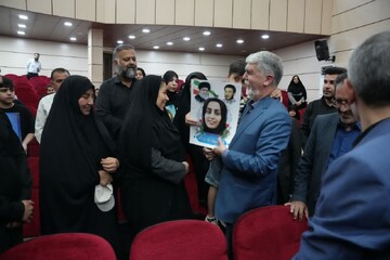 دیدار وزیر ارشاد با خانواده شهدا و جانبازان جنگ تحمیلی سوم در لامرد