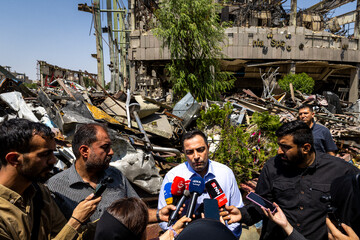 نادر مکاری، سرپرست پژوهشگاه فضایی ایران در حاشیه بازدید خبرنگاران از این پژوهشگاه