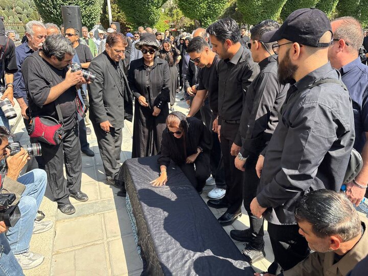 مراسم تشییع پیکر بهروز رضوی در حال برگزاری است