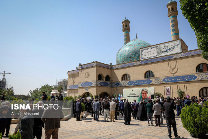 گزارش ایسنا از مراسم تشییع صدای ماندگار ایران/مرگ به بهروز رضوی نمیآمد!