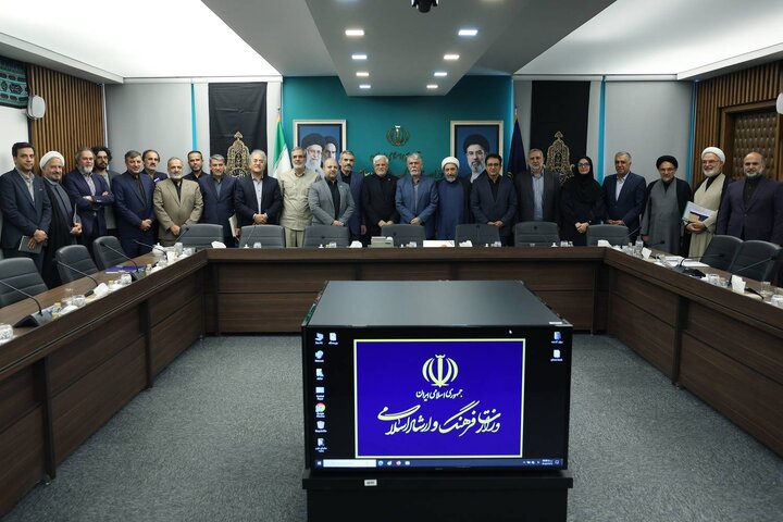 عارف: نگاه قیم مآبانه به مردم و اهل فرهنگ کنار گذاشته شود