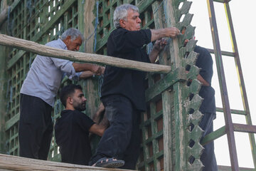 بستن آیینه ها باید محکم و اصولی باشد تا در طول ایام محرم و زمان نخل برداری سقوط نکند.