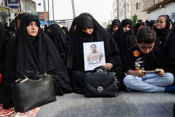 حضور مادر شهید سپهر محمدی از شهدای گردان تخریب زنجان در جنگ رمضان در مراسم عزاداری محله به محله در کوی بهارستان