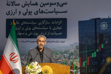 سید علی مدنی‌زاده، وزیر اقتصاد در سی‌وسومین همایش سالانه سیاست‌های پولی و ارزی با حضور رئیس جمهور