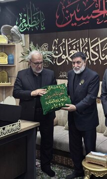 اهدای پرچم گنبد حرم مطهر حسینی، برای تکریم و بدرقه پیکر رهبر شهید