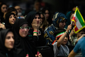 تماشای مسابقه ایران و بلژیک در باغ‌ کتاب تهران