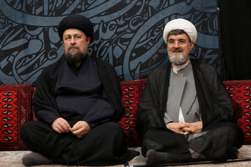 سیدحسن خمینی در مراسم عزاداری شب هفتم محرم در مرقد رهبر فقید انقلاب