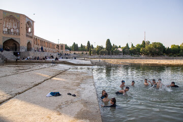 باقی مانده آب زاینده‌رود فرصت آبتنی برای کودکان را فراهم نموده است.