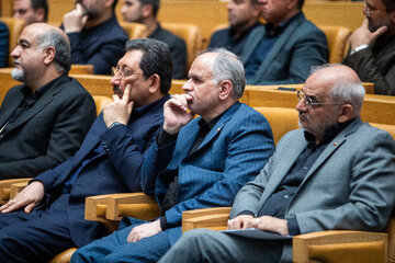 از سمت راست محسن حاجی میرزایی، رئیس دفتر رئیس‌جمهور، امین‌حسین رحیمی، وزیر دادگستری و محمد اتابک، وزیر صمت در گرامیداشت روز ملی اصناف
