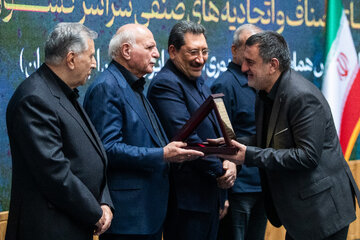 تقدیر از برگزیدگان توسط  مسعود پزشکیان، رئيس جمهور در حاشیه گرامیداشت روز ملی اصناف