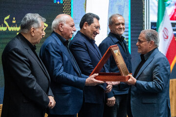 تقدیر از برگزیدگان توسط  مسعود پزشکیان، رئيس جمهور در حاشیه گرامیداشت روز ملی اصناف